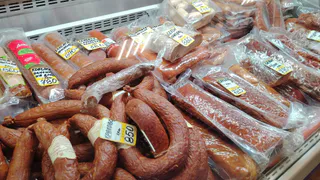 Покупайте - в составе только чистое мясо: такая колбаса, есть почти в каждом магазине