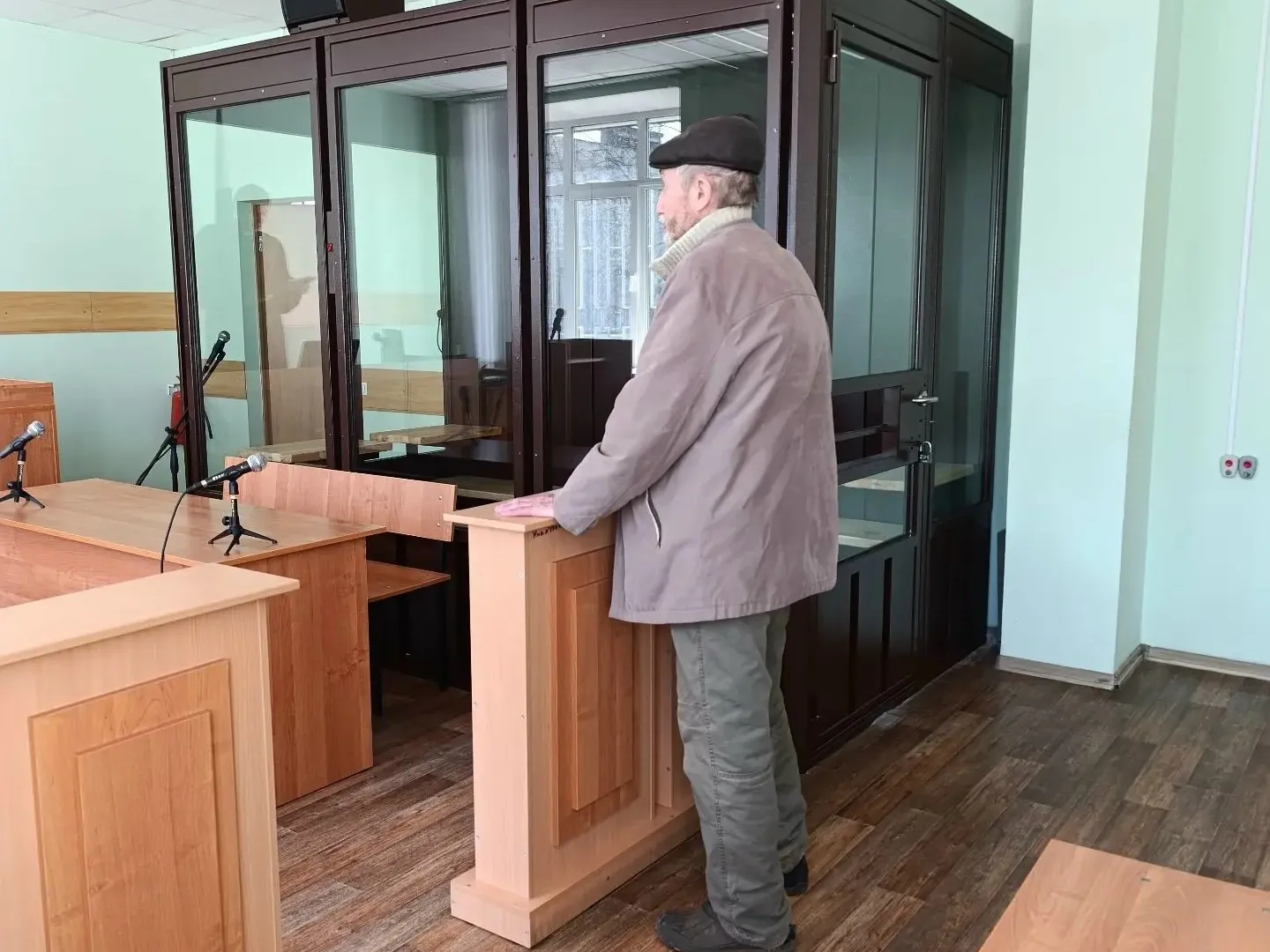 В Глазове пенсионер разбил витрину ларька и украл сумку с четырьмя портмоне