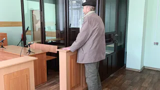 В Глазове пенсионер разбил витрину ларька и украл сумку с четырьмя портмоне