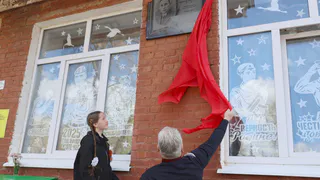 На здании 17 школы открыли мемориальную доску Николаю Дмитриевичу Агафодорову