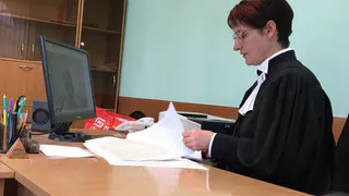 Суд в Удмуртии оштрафовал пьяную мать на 3 тысячи рублей за неповиновение сотрудникам полиции, прибывшим проверить детей