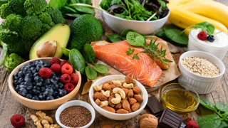 После этих продуктов меньше тянет на стресс и сладкое: нутрициолог Дарья Савельева назвала 15 лучших вариантов для настроения