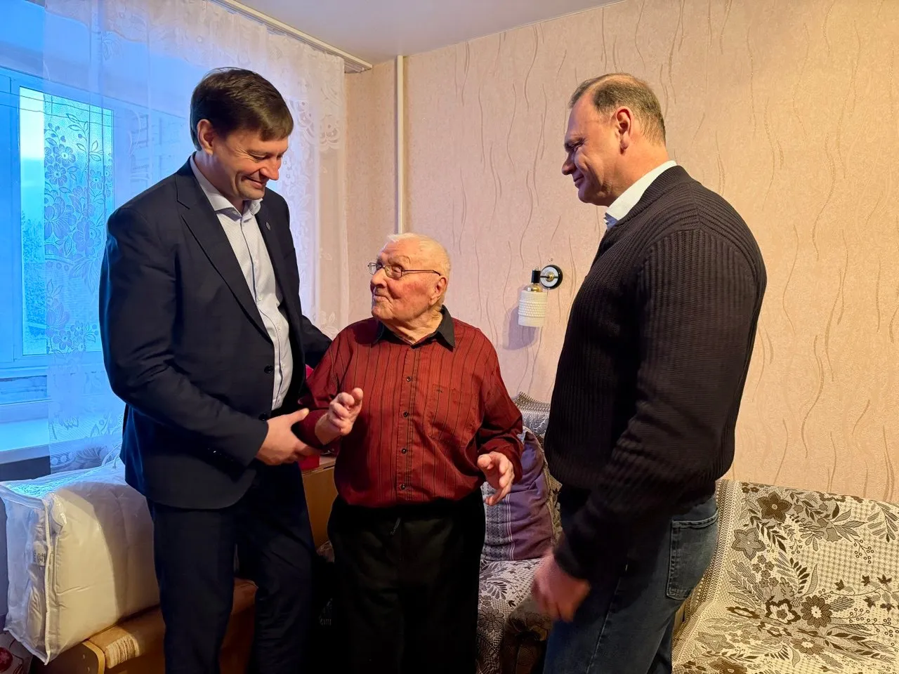 Глава Глазова посетил ветеранов Великой Отечественной войны в предновогодние дни