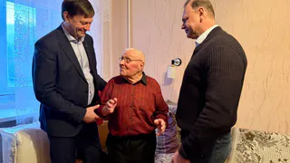 Глава Глазова посетил ветеранов Великой Отечественной войны в предновогодние дни