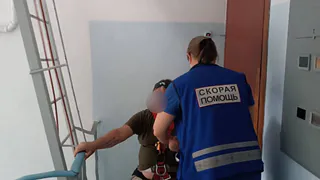 Глазовские спасатели помогли мужчине спуститься с крыши многоэтажки
