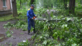Коммунальные службы продолжают устранять последствия аномального ливня в Глазове