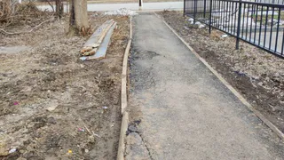 Тротуар за музыкальной школой на улице Кирова в Глазове прожил одну календарную зиму
