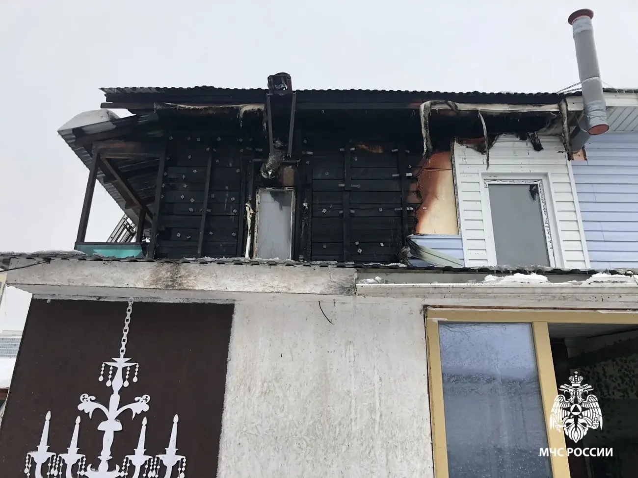 В Удмуртии огнеборцы разбудили спящую девушку, которая спала в горящем доме