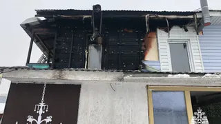 В Удмуртии огнеборцы разбудили спящую девушку, которая спала в горящем доме