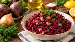 Вкусный салат со свеклой: домашних от него за уши не оттащить — простой и быстрый рецепт