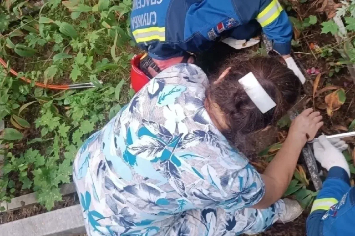 В Удмуртии женщина случайно проткнула руку пикой оградки на кладбище
