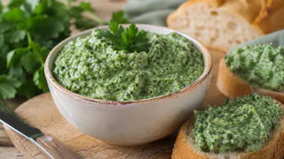 Зеленая намазка на летние бутерброды: вкуснючая, бюджетная и готовится 15 минут — на поджаренный хлеб, гренки и крекеры