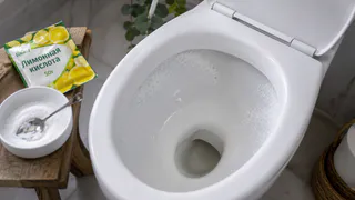 Высыпаю 1 пакетик на ночь — и жёлтый налёт сходит пластами: утром унитаз снова белый без едкого запаха и дорогих гелей