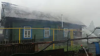 В Глазове из-за неисправной электропроводки загорелся дом в районе Аэродрома