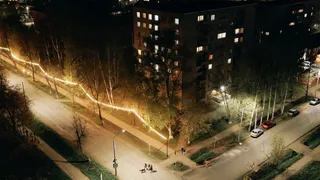 В Глазове продолжаются работы по установке освещения на улицах города