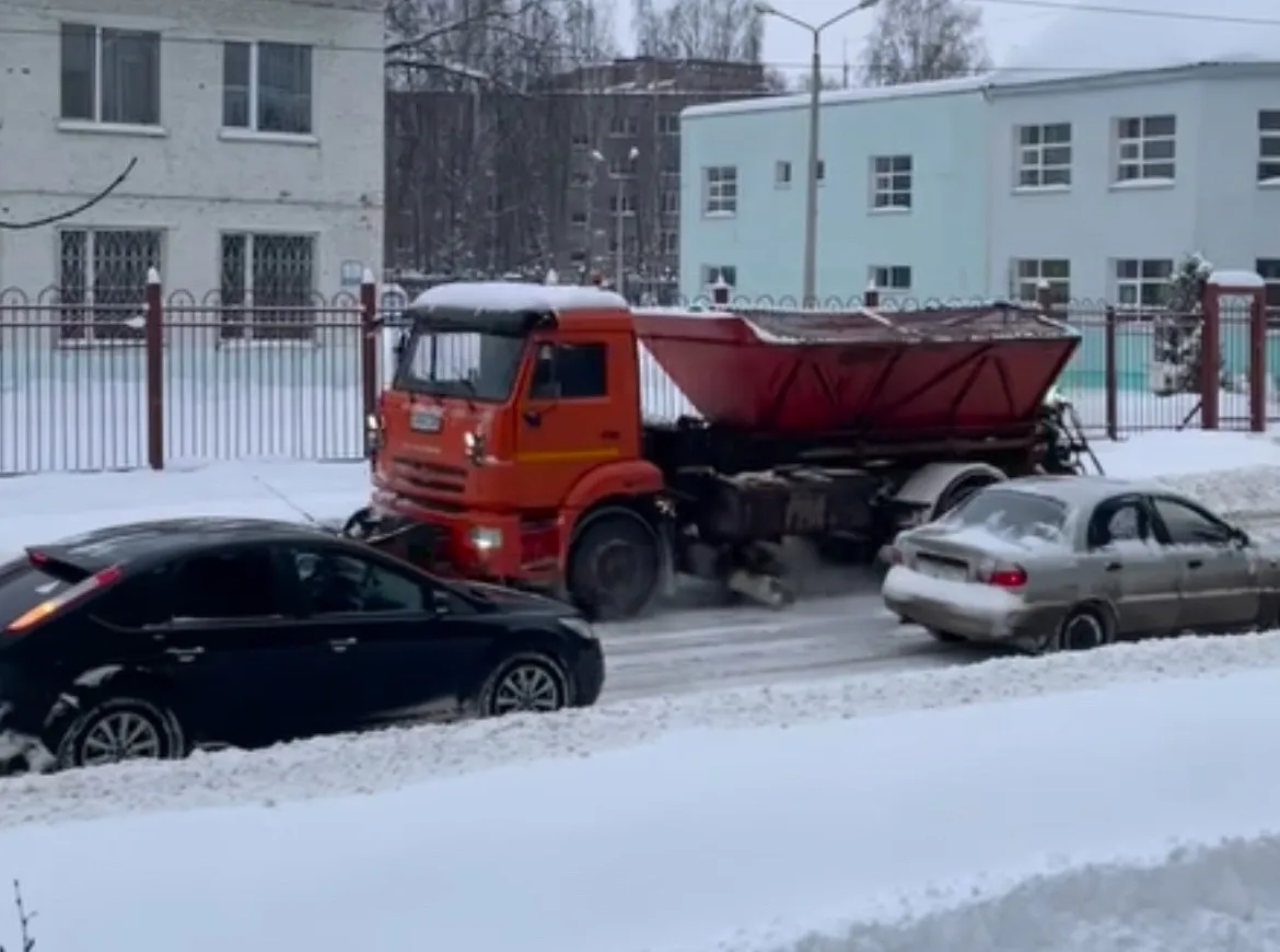 В Глазове усилили расчистку улиц после снегопадов