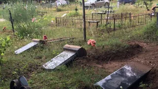 Десятки надгробий уничтожили вандалы на сельском кладбище в Удмуртии