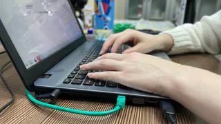 Житель Удмуртии украл ноутбук с витрины магазина техники