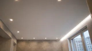 Натяжные потолки больше не в моде: дизайнеры назвали 4 решения, которые выглядят намного дороже
