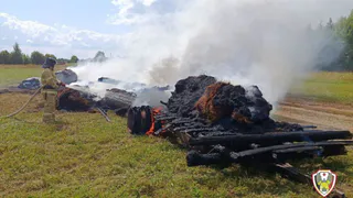 18 рулонов сена и два прицепа сгорели в Удмуртии