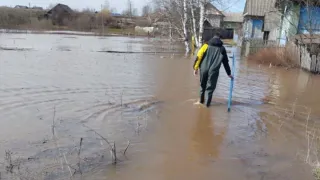 В Удмуртии из-за паводка подтопило жилые дома: власти задействовали более 2600 спасателей и 1000 единиц техники 