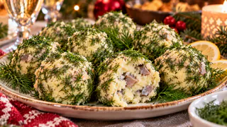 Беру селедку с плавленым сыром и мешаю с пюре: мировая закуска как шарики — не подлежит сравнениям