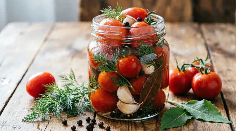 Ароматные маринованные помидоры за ночь: засыпал солью — утром ем, а вкус, будто неделю стояли