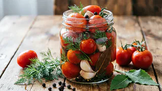 Ароматные маринованные помидоры за ночь: засыпал солью — утром ем, а вкус, будто неделю стояли