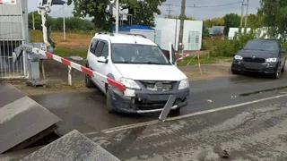 Три автомобиля столкнулись в Ижевске на железнодорожном переезде