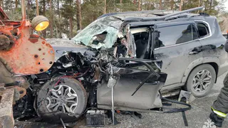 Водителю иномарки в Удмуртии понадобилась помощь спасателей, чтобы выбраться из искореженного автомобиля после ДТП