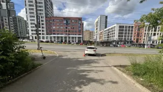В Удмуртии школьницы вдвоем разбились на арендованном самокате при столкновении с "Ладой"
