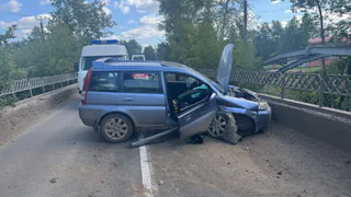 Пьяная автоледи наехала в Глазове на железно-бетонную конструкцию моста