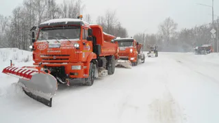 Для чистки снега на дороги Глазова вышли 5 КДМ и 6 тракторов ЖКУ