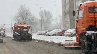 В Глазове устраняют последствия сильного снегопада