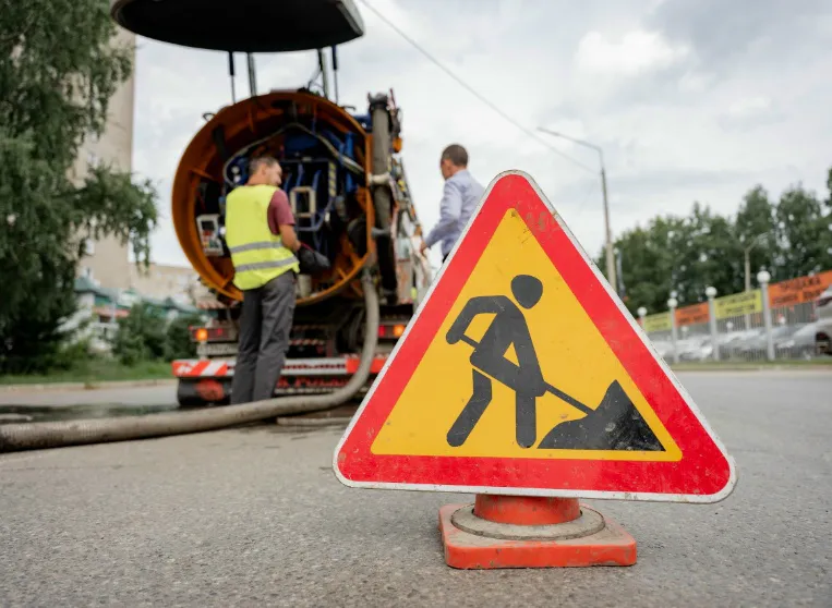 В Глазове начали чистить ливневки
