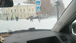 Сотрудники ГИБДД помогали жителям Глазова выбраться из снега