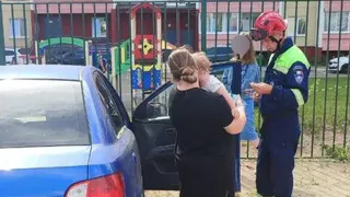 Спасатели в Удмуртии освободили годовалого ребенка, запертого в легковом автомобиле