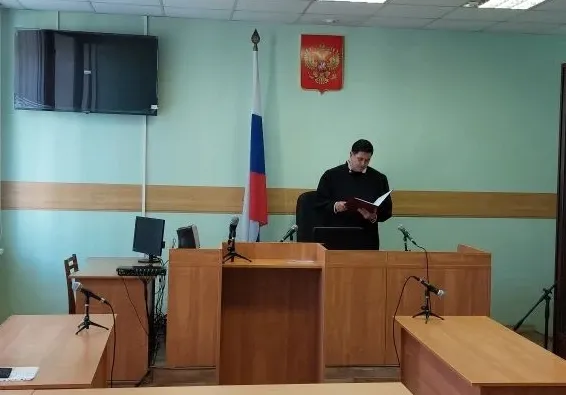 Жителя Глазова выписали из квартиры через суд, пока он находился в СИЗО