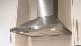 "Тучные" вытяжки над плитой устаревают: 3 инновационных способа борьбы с запахами на кухне
