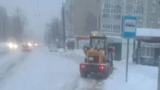 В Удмуртии дорожные службы продолжают круглосуточную борьбу со снежными заносами