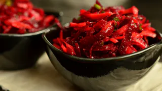 Вкусный салат со свеклой: домашних от него за уши не оттащить — простой и быстрый рецепт