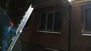 В Удмуртии спасатели через балкон добрались до пенсионерки без сознания