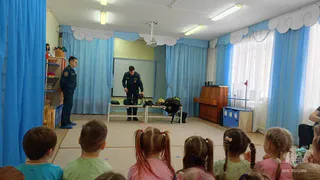 В Глазове спасатели пришли в детский сад: дети мерили форму и учились звонить по «112»
