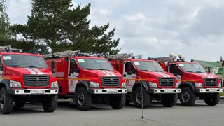 Председатель правительства Удмуртии передал пожарным 10 новых автоцистерн из Беларуси