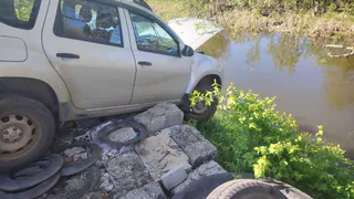 В Сарапуле спасли водителя, автомобиль которого чуть не скатился в реку