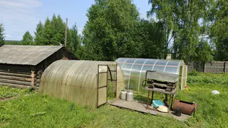 Пленка и поликарбонат давно не в моде: сейчас все предпочитают для теплиц этот вариант — куда надежнее и удобнее