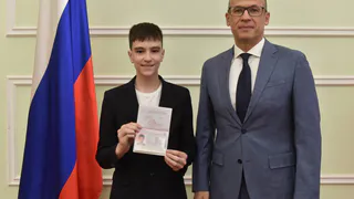В День России 14-летний глазовчанин получил свой первый паспорт из рук Главы Удмуртии Александра Бречалова