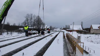 Продолжается ремонт моста через реку Лоза в Игринском районе