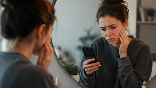 Эти привычки кажутся обычными, но они выдают низкую самооценку: психолог составила тревожный чек-лист