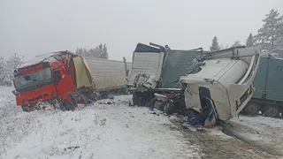 В Игринском районе на трассе столкнулись две фуры